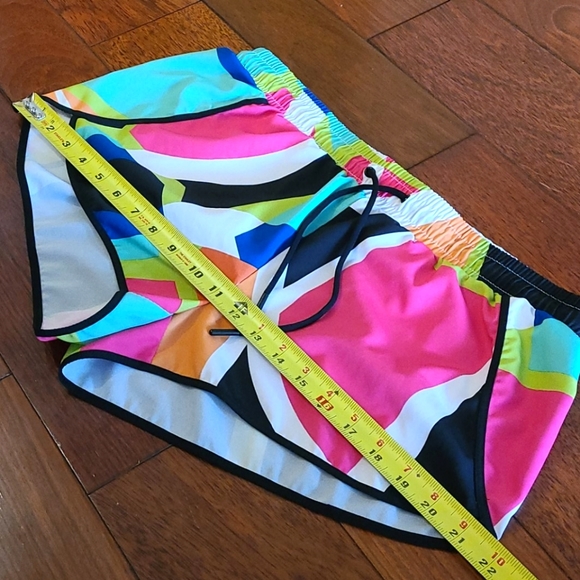 Fabletics Carrie abstract Neon print shorts - Picture 11 of 13